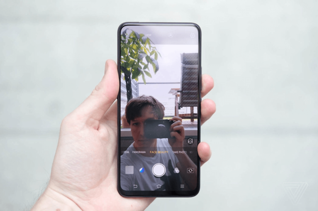 Samsung работает над безрамочным смартфоном с камерой под дисплеем