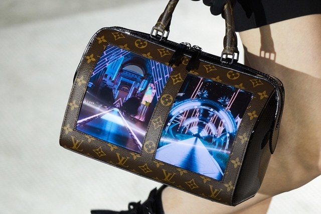 Дом моды Louis Vuitton встроил гибкий дисплей в дамскую сумочку